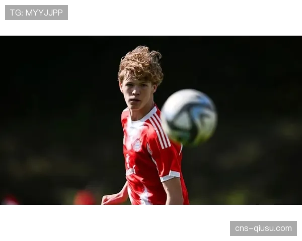 拜仁16岁前锋菲利普-冯陶贝参加一线队训练